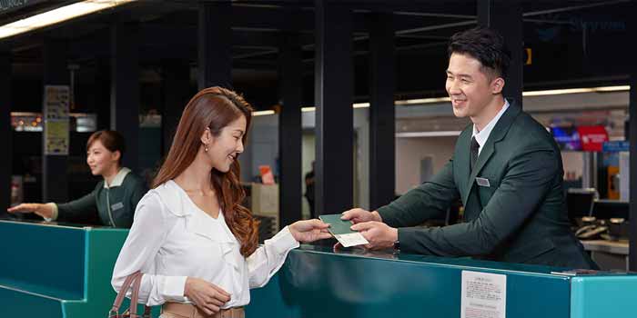 Premium Laurel check-in