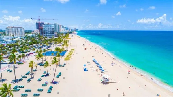 Bãi biển Fort Lauderdale Beach ngập nắng tại Florida
