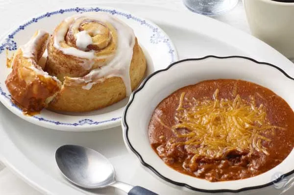 Chili và Cinnamon Rolls Kansas